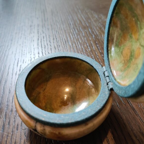 Alabaster Trinket holder handcarved Italy. Light Amber with Red and Green veins - Picture 6 of 6